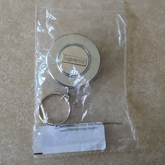 NWT Supreme Key-Back Original Retractable Keychain - Picture 3 of 4